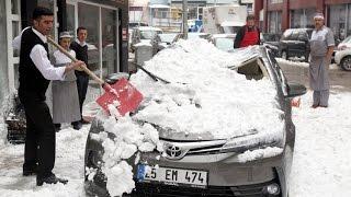 Üzerine kar kütlesi düşen otomobil hurdaya döndü