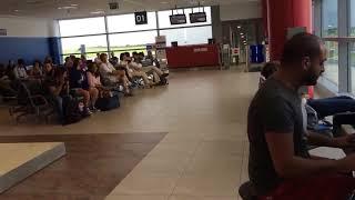 Suona al pianoforte in aeroporto una hit mondiale ecco come reagisce la gente! 1