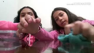 Mostrando a coleção de slime da minha amiga