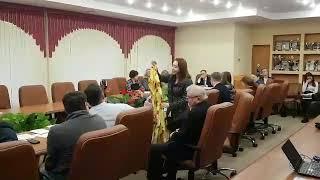 Юлия Литневская вручает платье коммунисту