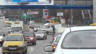 В Киеве прохожий регулирует перекресток