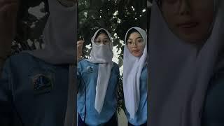 Cewek SMA Seragam Olahraga Ketat Joget Tiktok