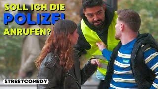 MIT EINER WARNWESTE GLAUBEN SIE ALLES | Streetcomedy