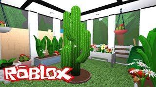 I BUILT A GREEN HOUSE IN MY BLOXBURG BACKYARD! | Roblox