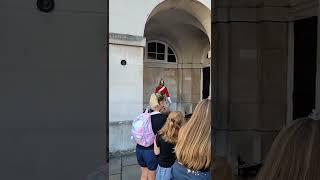 The king's guard Shouts don't touch the the chains girl runs to her mum #horseguardsparade