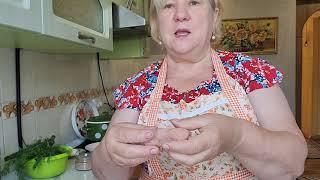 Крученики с жирным фаршем. зеленый борщ. Салат из свежих овощей.