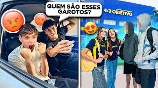 FLAGRAMOS ELAS COM OUTROS GAROTOS NA PORTA DA ESCOLA!! *eles brigaram*