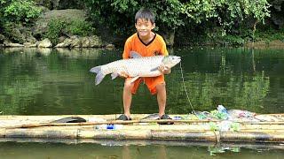 Use many plastic bottles for fishing, use bamboo rafts to move on the water, harvest huge 14kg fish.