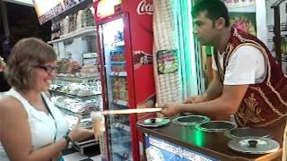 Продавец мороженного в Турции