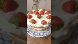 Bake a strawberry cake with me (and my sister) 