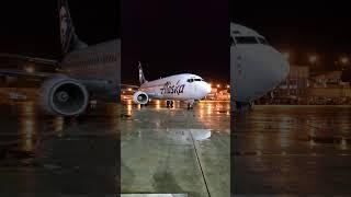Alaska Airlines 737-700 Arrival