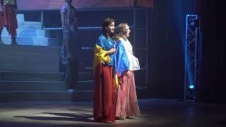 Il no alla guerra di Sofiia Chaika e Anna Koshkina alla Première di Jesus Christ Superstar