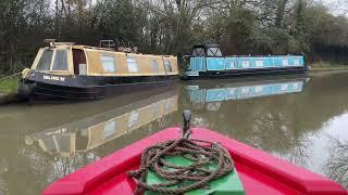 Navigating a sharp bend on the Oxford Canal on a Narrowboat 