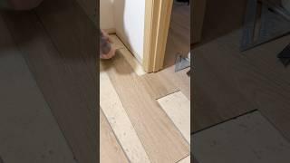 How to cut and place vinyl plank | Floors & Tips diy  #flooring #diy