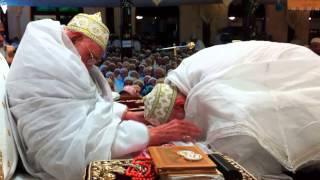 Aqa Burhanuddin embracing Syedna Qutbuddin in Muʿanaqa