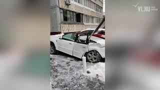 VL.ru - Во Владивостоке козырёк упал на припаркованный автомобиль