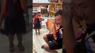 Bố uống nước thổi vào trong chiếc ống