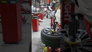 Demonstrating the Bright 8650 removing a tyre. #tyres #tyremachine #tyrefitting #tyreshop