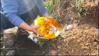 The mountain collapsed and a large number of golden crystal balls appeared.