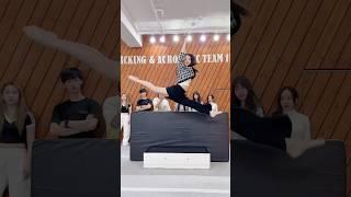 공중에서 다리찢기 Split Balance Challenge