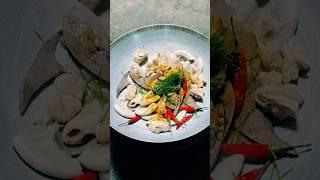 Just chili and lemon leaves can make delicious stir-fried pork intestines