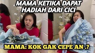 LUCUNYA MAMA KETIKA DAPAT HADIAH DARI CICI 