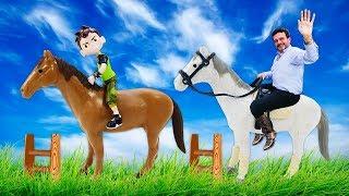 Steam Smith monta un caballo. Juguetes de Ben 10. Videos de juguetes para niños.