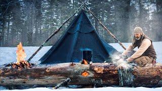 Erwärmung durch langes großes Holzlagerfeuer -  Regen- und Schneecamping im nebligen Wald