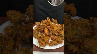 Pyaaj Aur Palak Ke Pakode #shorts #crunchytreats #cooking #pakode #palakpyaajkepakode #pyaajkepakode