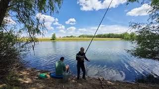 Рыбалка на удочку. Деревенский пруд.