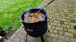 Rinderbeinscheiben mit Kartoffeln aus dem Kazan . Kukmara Utschak