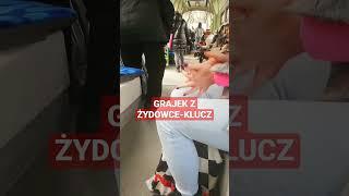 Grajek z Żydowce-Klucz w tramwaju gra koncert na gitarze 