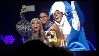 Katy Perry invites girl on stage to make a wish on a shooting star in Phoenix, AZ (Witness The Tour)