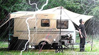 19.900 $ Camping im kleinen Wohnwagen bei starkem Regen, mit KAMMOK CROSSWING