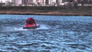 Hovercraft Tornado F50 принимает участие в тренировочной спасательной операции.