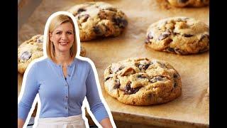 Anna Olson Bakes Her Famous Classic Chocolate Chip Cookies