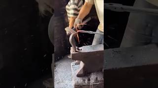 One hammer and one fire forging a round handle: the whole process of forming the fire tongs handle