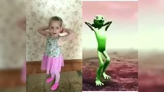 Квай видео ЗЕЛЁНЫЙ ЧЕЛОВЕЧЕК ТАНЦУЕТ инопланетянин|Dame tu Cosita