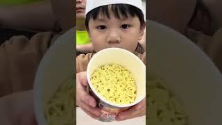 Bro tries Buldak spicy noodles age 3 vs 5