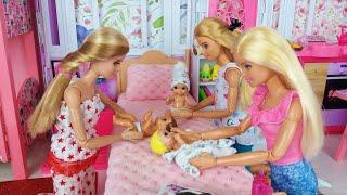 Tres muñecas Barbie Tres bebés Mañana Dormitorio Rutina de Baño.@Barbie