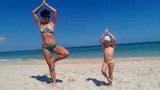 Йога челлендж на пляже. Yoga challenge on the beach.