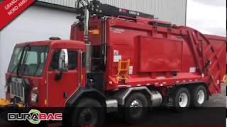 Camion de collecte avec grue pour conteneurs semi-enfouis et complètement enfouis