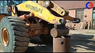 Restoration of the boom hole of the HYUNDAI loader.