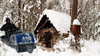 пробиваемся до избушек по заснеженной тайге на мотобуксировщике