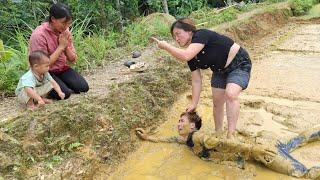 (Life) A kind woman helped Thuyet and his mother while his father was working in the fields.