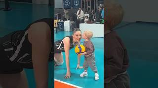 Zehra Güneş, yeğenini voleybol oynamaya ikna etmeye çalışıyor. #TRTSporDijital