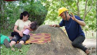 Silent love: The pain of two women - The kind man decided to go to work to earn more income.