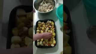 Курица в маринадекартофелем  овощами#курицавдуховке#готовимдома#рецепты#быстрыерецепты#жизньнапенсии