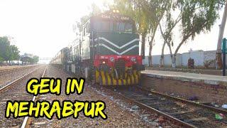 SINDH EXPRESS with Some Extra Coaches at MEHRABPUR|| AMERICAN Locomotive GEU-20 || Pakistan Railways