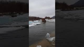 зимник камчатки. в брод через речку на урале.